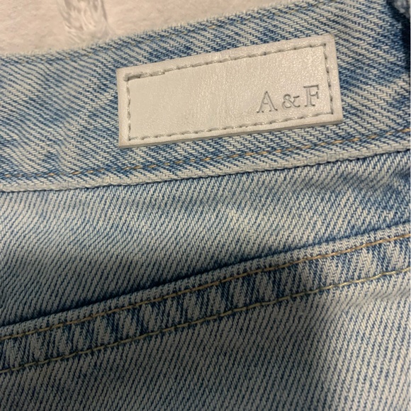 Abercrombie & Fitch Annie High rise light wash distressed denim shorts - size 27 - Picture 9 of 13